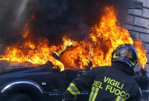 INDIGNATI: ROMA; A VIA CAVOUR AUTO IN FIAMME E ESPLOSIONI