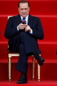 silvio-berlusconi-usa-il-cellulare