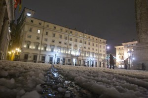 MALTEMPO: NEVE E GHIACCIO SPEZZANO L'ITALIA. ROMA NEL CAOS