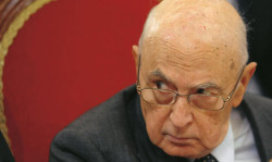Se-il-pm-Antonio-Ingroia-ascolta-Napolitano_h_partb