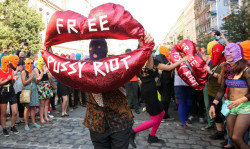 Russia-Madonna-le-Pussy-Riot-ma-la-lotta-per-la-liberta-ha-ben-altri-nomi_h_partb