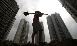 A-Chinese-worker-makes-hi-006
