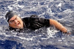 beppe-grillo-mentre-nuota