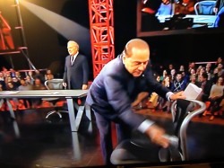 berlusconi-pulisce-la-sedia-di-travaglio-da-santoro