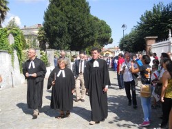 Torre Pellice: ultima domenica di agosto: il corteo sinodale: al centro, il pastore Maria Bonafede