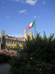 Torre Pellice: il Tricolore, il Tempio Valdese, le case degli insegnanti
