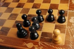 9517298-pezzi-degli-scacchi-bianco-e-nero-che-rappresenta-una-scena-di-razzismo
