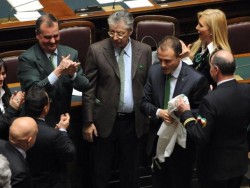 FEDERALISMO: LEGHISTI SVENTOLANO IN AULA BANDIERE DEL NORD