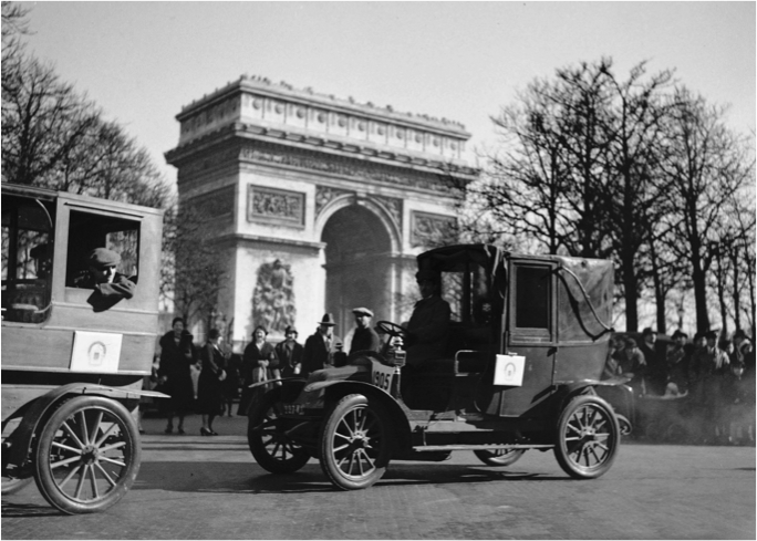Alcuni dei taxi requisiti dal generale Gallieni
