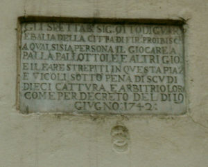 Lapide posta nel 1742 in piazza del Giglio a Firenze in cui gli Otto di Balia ( magistratura fiorentina) minacciano sanzioni pecuniarie e pene a chi gioca e fa schiamazzi in piazza e nei vicoli