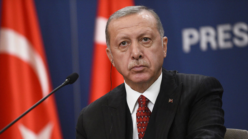 In questi giorni assistiamo allo scoppio definitivo di una crisi internazionale, che ha il proprio epicentro nel confine nordest della Siria, a seguito dell’attacco delle truppe turche di Erdogan ai curdi siriani. Si tratta di un’iniziativa militare annunciata da mesi, nei cui confronti la comunità internazionale pare faccia o addirittura sia destinata a fare ben poco. Infatti, la Turchia è innanzitutto membro della NATO; così che il Segretario Generale Jens Stoltenberg ha detto di contare “sul fatto che la Turchia agirà con moderazione”, aggiungendo che, al confine con la Siria, la Turchia ha “legittime preoccupazioni di sicurezza”, concernenti l’azione di tutti coloro che a vario titolo vengono definiti “terroristi”. Nell’ordine delle diverse potenze militari, dopo la NATO è toccato in qualche modo al presidente USA, Donald Trump, giustificare un eventuale disimpegno delle truppe americane nel confine nordest del territorio medesimo. Il presidente ha così detto: “I curdi? Ci piacciono, ma non ci aiutarono in Normandia”. Rispetto all’offensiva turca, deboli sono sembrate anche le reazioni della Russia e dell’Iran. Il portavoce del Cremlino ha innanzitutto dichiarato di “seguire la situazione da vicino”, mentre il ministro degli esteri di Teheran ha definito la situazione “preoccupante”. Al livello della diplomazia, l’ONU, e quindi il Consiglio di Sicurezza dell’ONU, prontamente riunitosi a porte chiuse, non è stata però capace di adottare alcuna risoluzione sulla vicenda in corso. Quanto all’Europa, le uniche iniziative concrete finora promosse hanno riguardato la convocazione degli ambasciatori di Roma e Parigi da parte dei rispettivi ministri degli esteri italiano e francese. E pertanto, nulla di più. A parte le solite dichiarazioni che dobbiamo per l’appunto definire di mera circostanza. Come peraltro quelle stesse che giungono dal Vaticano. Il processo di adesione della Turchia all’Unione europea è iniziato alla fine degli anni Ottanta, immediatamente a seguito della caduta del muro di Berlino; ma, dopo scarsi esiti, i negoziati di adesione, già sospesi nel 2005, hanno proseguito solo sulla base di accordi economici di finanziamento di risorse che l’Unione europea destina alla Turchia così come le ripartisce ai paesi ricompresi nel patto di adesione, con prossima scadenza fissata per il 2020. E quindi, ancora una volta, emerge il dato assoluto di una forza europea capace di far leva soltanto sul potere delle proprie risorse finanziarie che rende eventualmente disponibili. La forza di Erdogan si sostanzia dunque non solo nell’azione militare d’invasione della Siria, ma anche nella prospettiva segnalata all’Unione europea di evitare azioni di contrasto che potrebbero generare ripercussioni serie e gravi anche per i territori della stessa Unione. Erdogan fa riferimento a due scenari soprattutto. Il primo legato all’immigrazione dei profughi, tenuta per così dire sotto controllo dai turchi, dalla Siria e in particolare per quanto riguarda l’Italia anche dalla Libia. Il secondo legato alla liberazione dei cosidddetti foreign fighters, ovvero i combattenti ribelli stranieri che in Siria si sono aggiunti alle truppe fondamentaliste dell’Isis contro le truppe governative siriane. Sembra che, nel caso dei foreign fighters europei, si tratti di un numero che comprenda alcune migliaia di combattenti, finora trattenuti in Siria, ma che potrebbero essere liberati da Erdogan a seguito per l’appunto di azioni di contrasto alla propria offensiva militare. Non c’è alcun dubbio che, di fronte alla forza e al potere delle armi, l’Europa dimostri ancora una volta e sempre di più la propria inadeguatezza. Cosa di cui occorre necessariamente tenere conto, prima che la situazione in generale peggiori. Angelo Giubileo