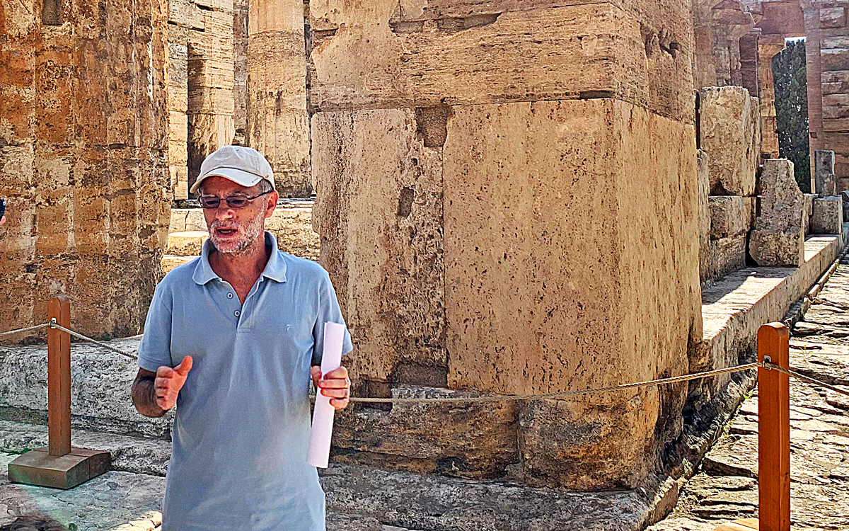 L'autore del saggio ed editorialista di Pensalibero.it, Angelo Giubileo, ritratto all'interno del Parco Archeologico di Paestum