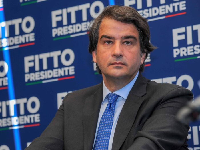 Il trasferimento di Raffaele Fitto a Bruxelles solleva dubbi, soprattutto in relazione alla gestione incompleta del Pnrr, segnato da ritardi e inefficienze strutturali. Nonostante i successi diplomatici ottenuti con la Commissione Europea, l’Italia ha speso solo una parte dei fondi e molti progetti, soprattutto al Sud, rimangono incompiuti. La partenza di Fitto potrebbe aggravare una situazione già critica, compromettendo la possibilità di raggiungere gli obiettivi del Pnrr entro le scadenze previste.